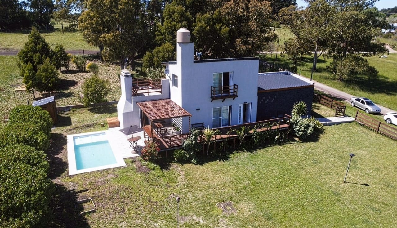 Vista Aérea de Casa Lobos. Mostrando la casa en su totalidad y su pileta