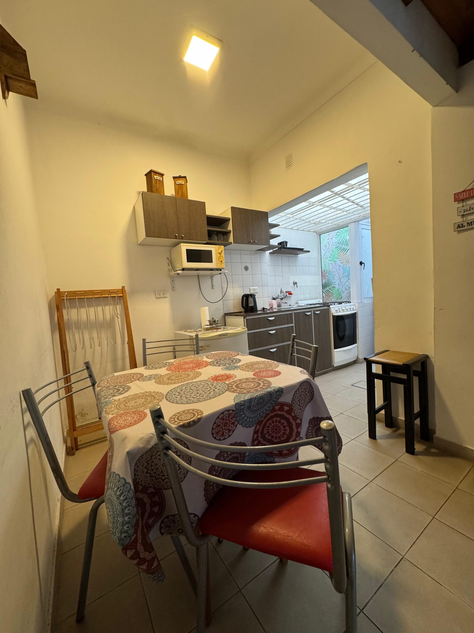 Cocina comedor de Chauvín 2. Con microondas, heladera, alacenas, pava electrica, horno, bacha de acero inoxidable, buena iluminación y mesa para 4 personas